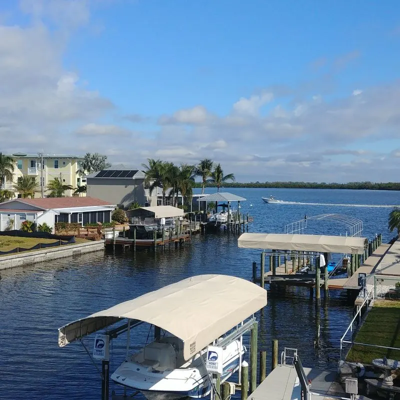 Quaint Waterfront Community