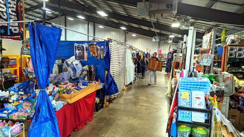 Four Seasons Flea & Farm Market - Youngstown