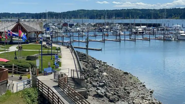 Washington has a waterfront town where holiday markets, quiet piers, and short winter days suit a laid-back December trip