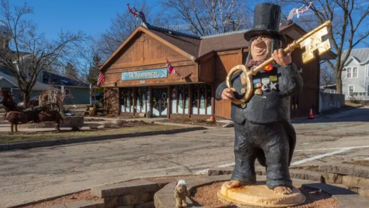 West of Madison and surrounded by soft ridge lines is a Wisconsin town with cozy cafés, local shops, and a quiet rhythm visitors appreciate