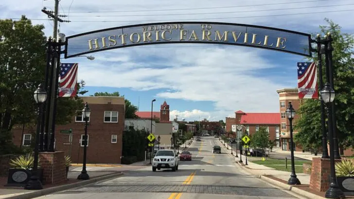 West of Richmond and bordered by quiet woodland is a town with cafés, studios, and enough calm for a slow weekend