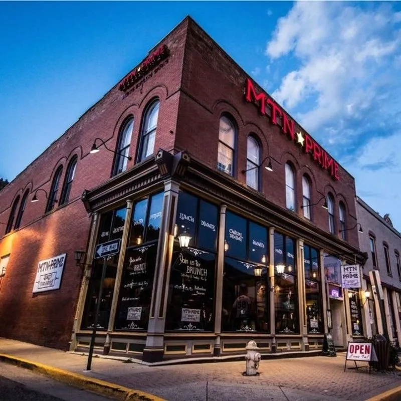 Location, Parking, and Nearby Strolls