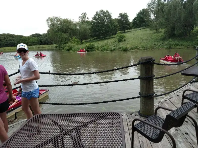 Bright Lake and the marina: calm water and rentals