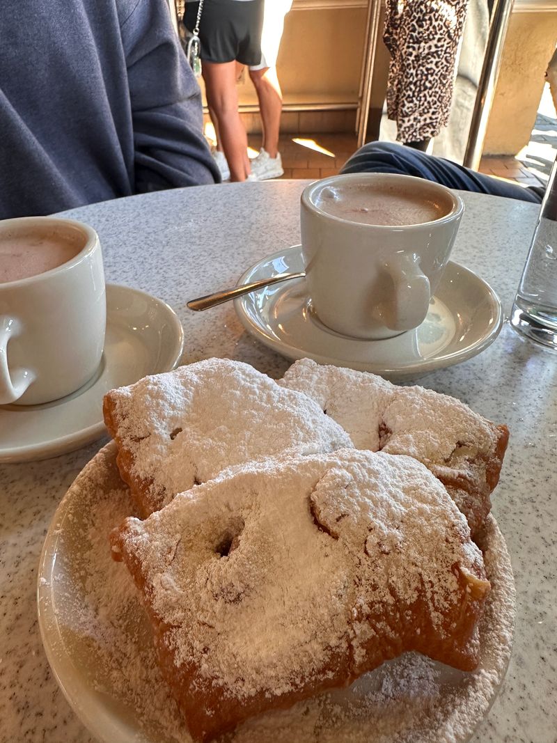 Cafe du Monde (New Orleans, Louisiana)