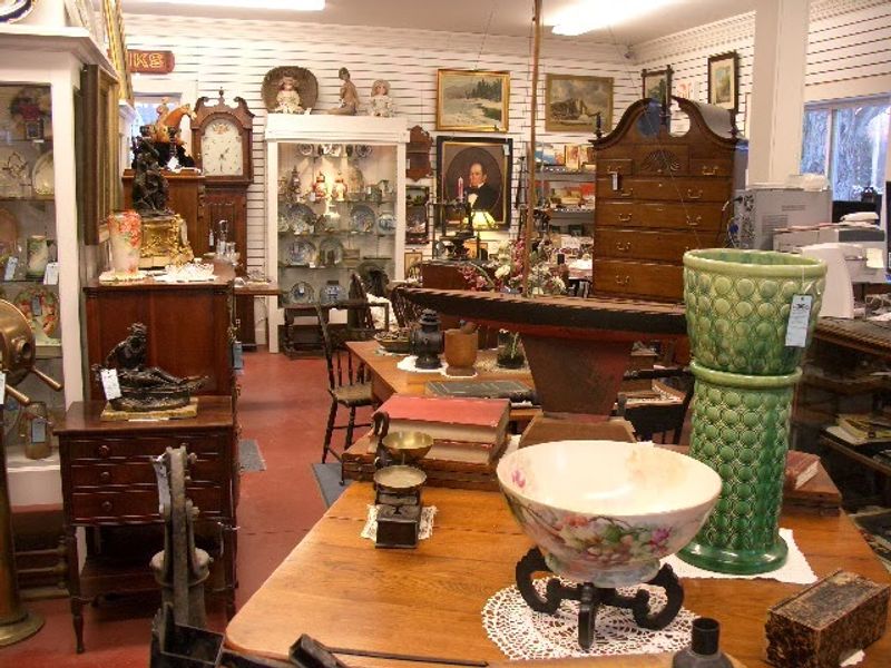 Sir Richard’s Antiques & Fine Art Center — Waterbury Center