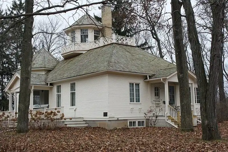 Small-Town Spirit and Warm Hospitality