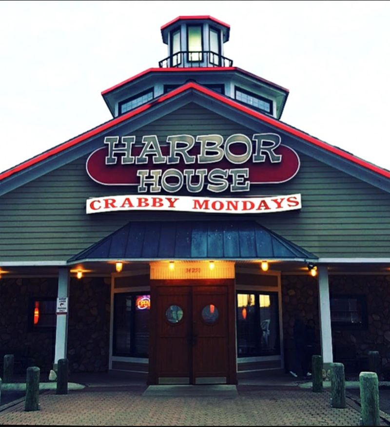 Harbor House Restaurant (Clinton Township)