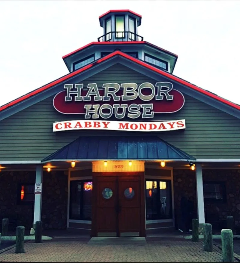 Harbor House Restaurant (Clinton Township)