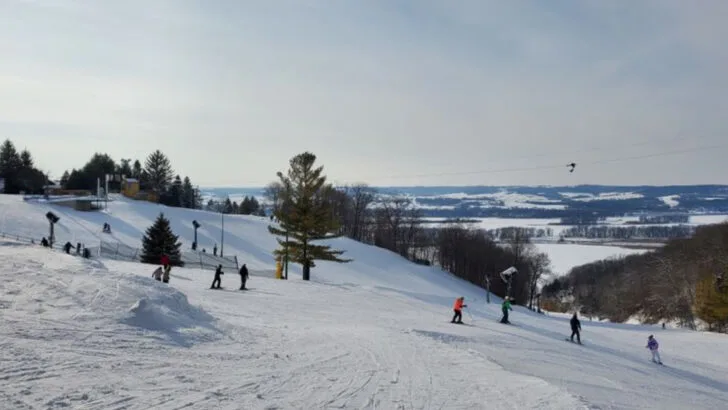 13 Illinois towns that feel inviting during winter day trips