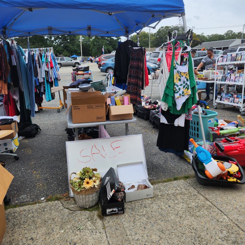 Route 177 Flea Market &mdash; Tiverton