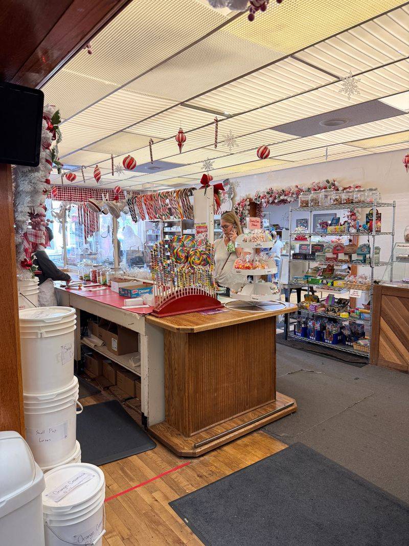 California – Logan’s Candies, Ontario