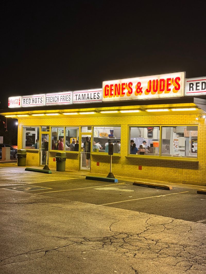 Practical details: location, hours, and contact