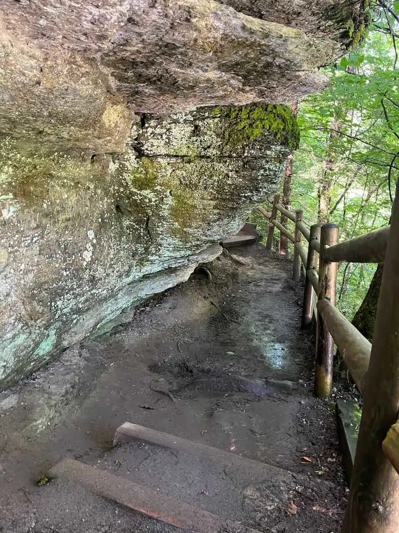 River Trail to the Four Waterfalls