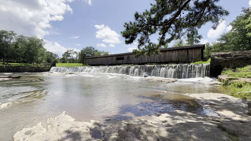 Waterfall spill and natural splash zone
