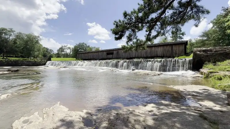 Waterfall spill and natural splash zone