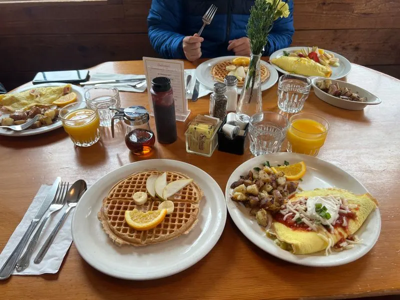 Cash only, waitlist, and smooth logistics