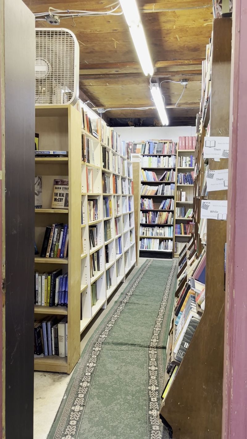 Labyrinthine Aisles That Redraw Themselves
