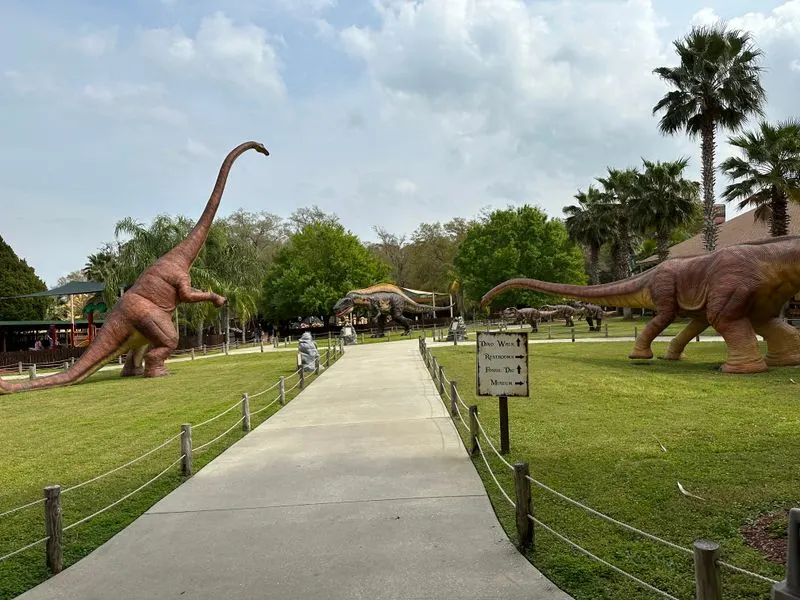 Life-Size Dinosaur Trails And Photo Spots