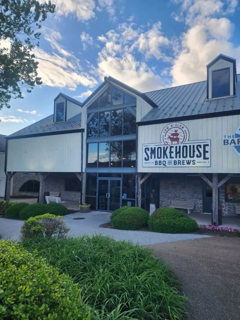 Smokehouse BBQ & Brews (Bird-in-Hand)