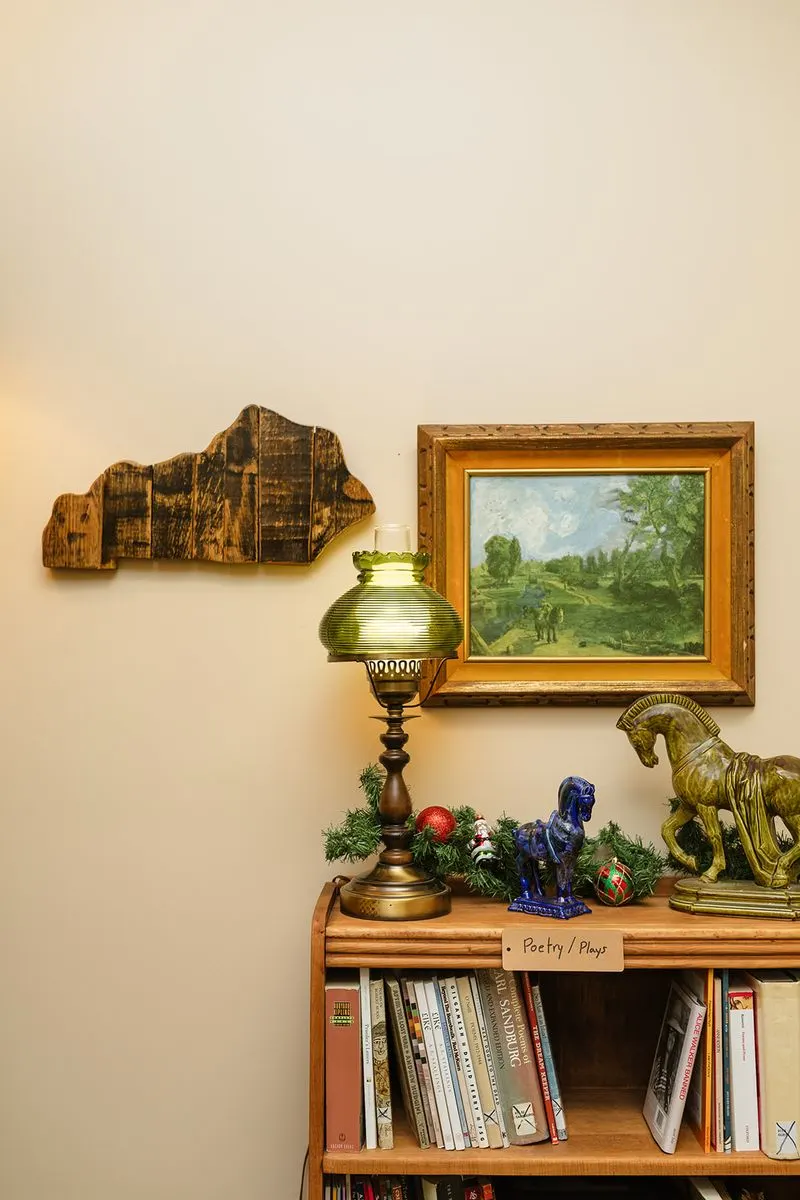 Community feel and extras like audio support