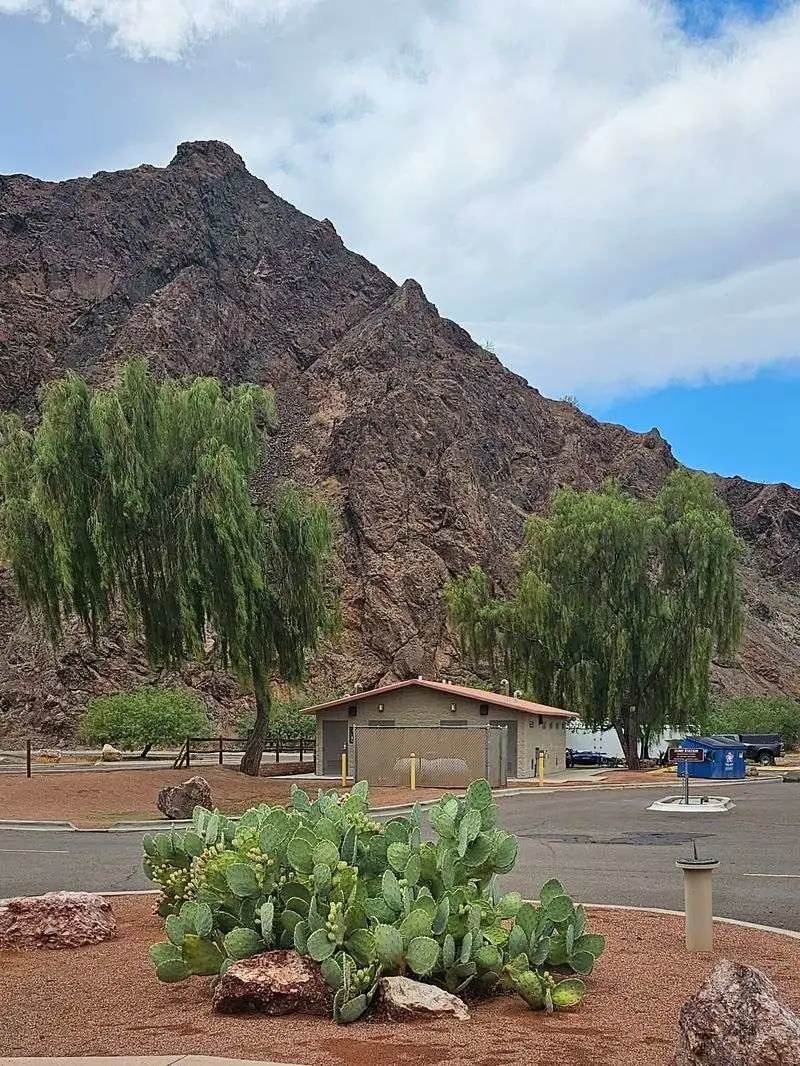 Facilities: showers, restrooms, and dish sinks