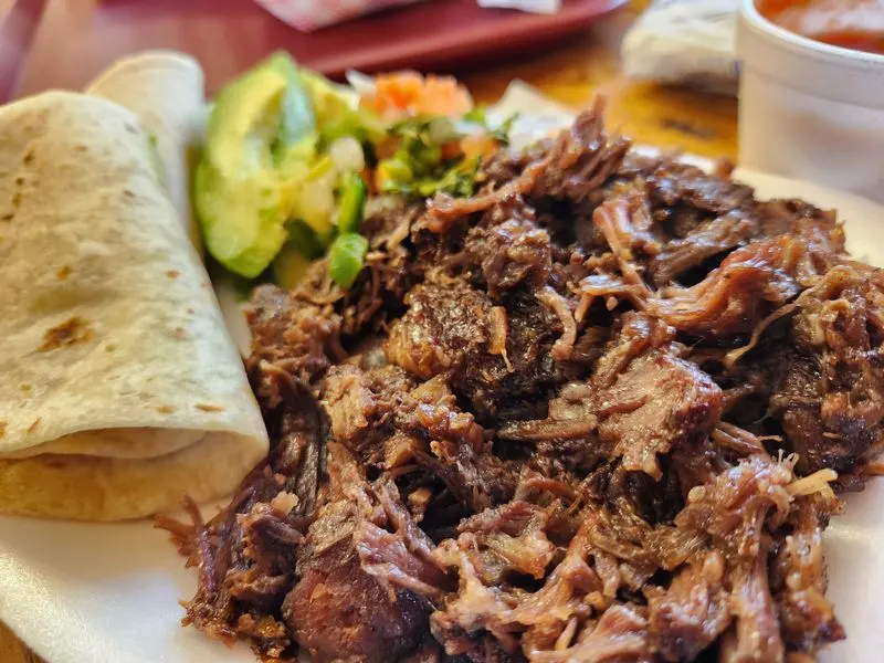 Barbacoa de cabeza 101: cachete, lengua, and mixta