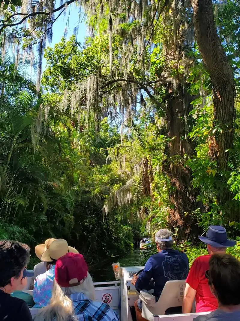 Route highlights: lakes and shaded canals