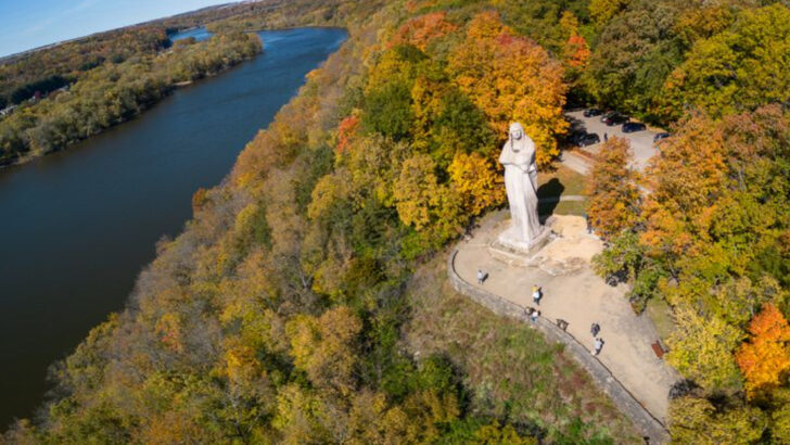 Illinois is home to a striking 48-foot Native American sculpture most travelers miss