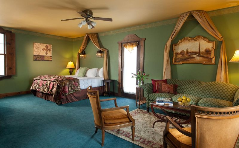 Ravenwood Castle &mdash; New Plymouth, OH