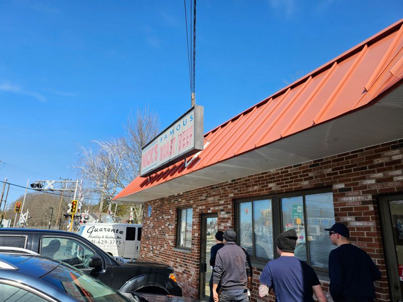 Practical details: hours, price, and contact