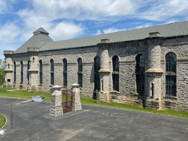 The Romanesque facade and first impressions
