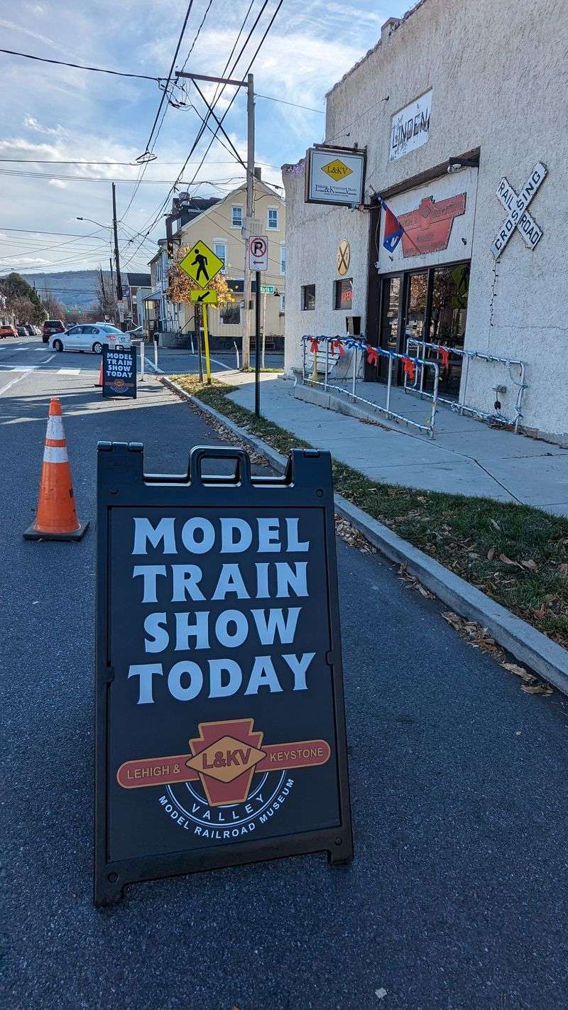 Planning Your Trip: Hours, Tickets, and Nearby Stops