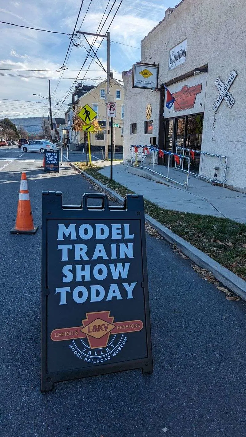 Planning Your Trip: Hours, Tickets, and Nearby Stops