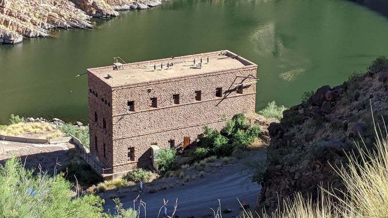 Roosevelt Lake Vista and Dam Picnic