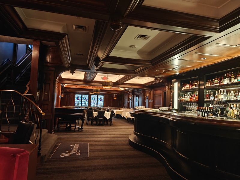 Ambiance and seating that set the tone