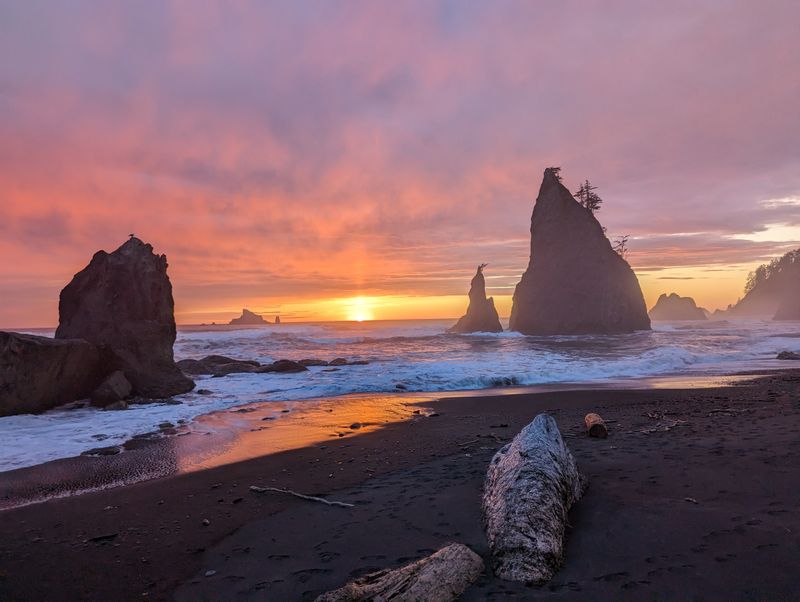Rialto Beach Sea Stacks &mdash; Washington