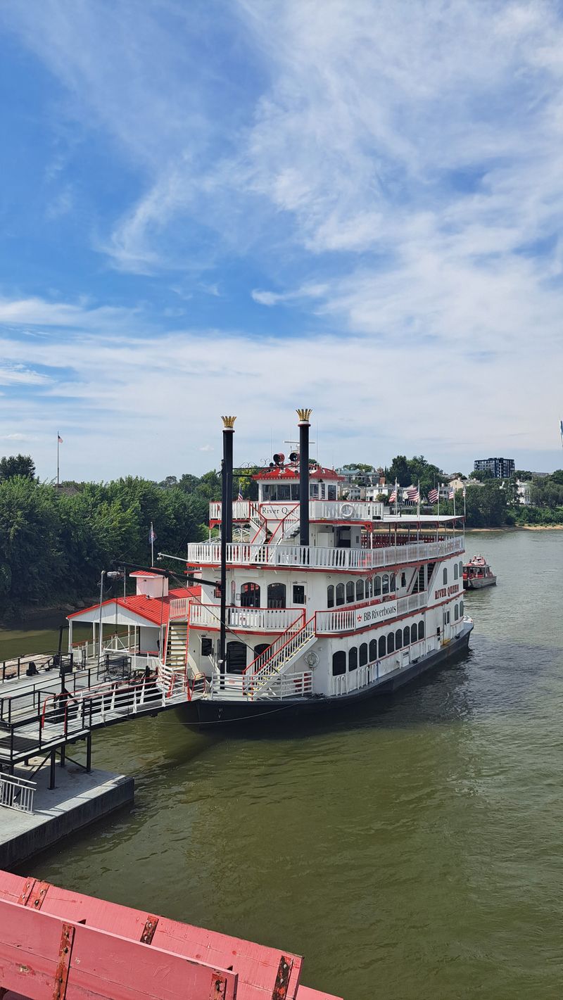 Belle of Cincinnati & Other Ohio River Sightseeing Trips (Belle of Cincinnati / BB Riverboats)