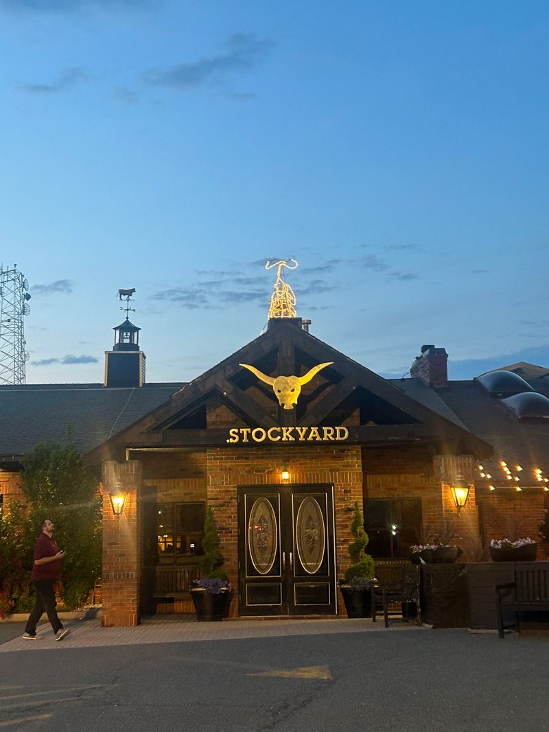 Practical details: location, parking, and contact