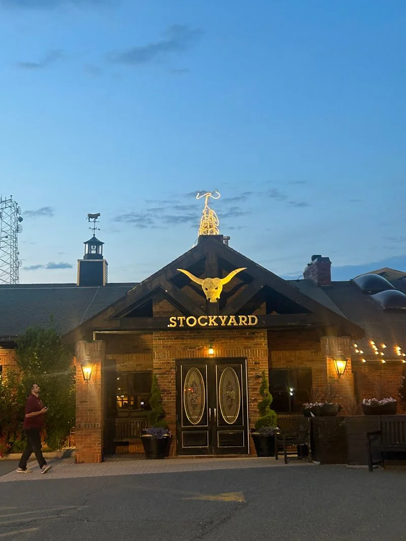 Practical details: location, parking, and contact