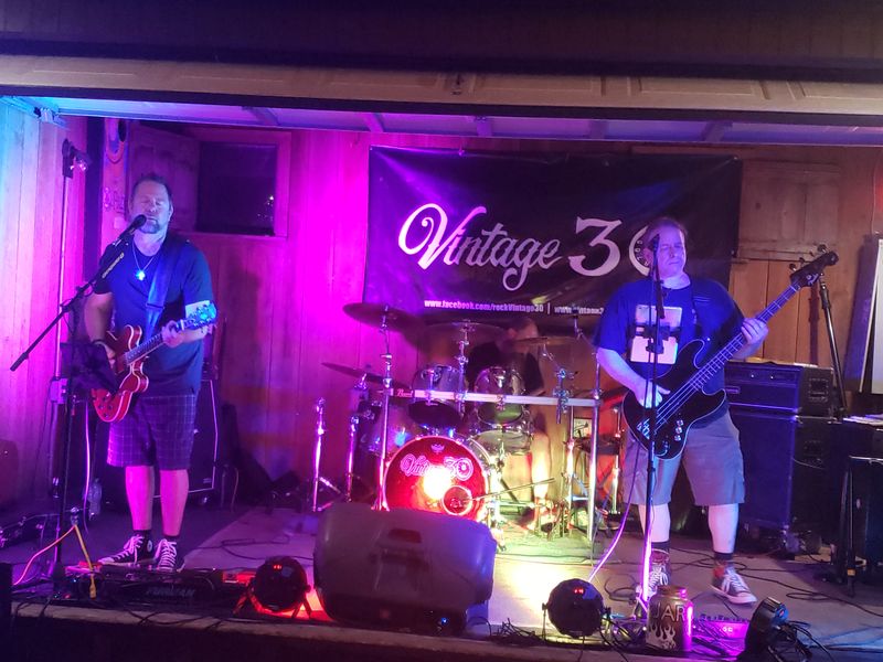 Dueling Pianos And Live Music