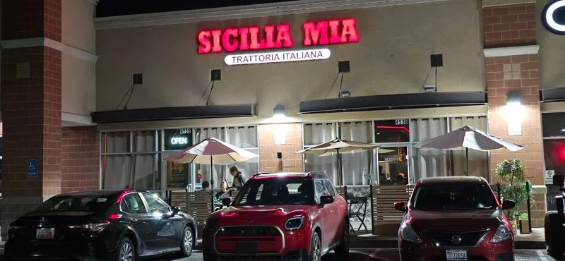 Red-Checkered Booth Atmosphere