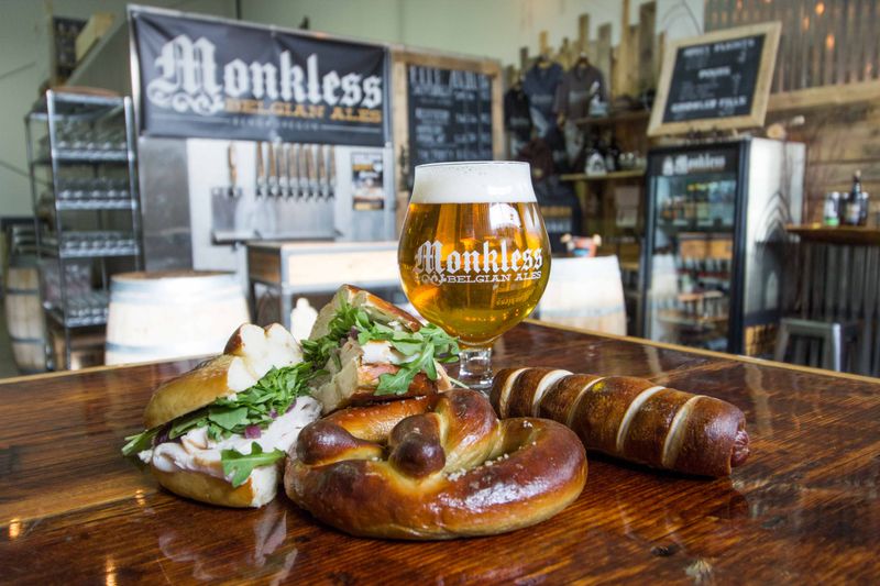 Bend Apr&egrave;s Hike Pints and Poutine