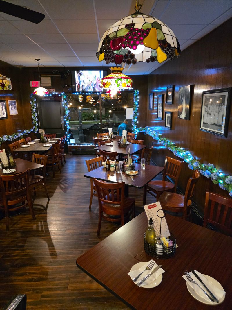 No-Fuss Counter Service And Cozy Booths