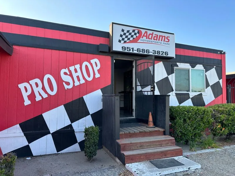 Facilities: Pro Shop, Viewing Areas, and Parking