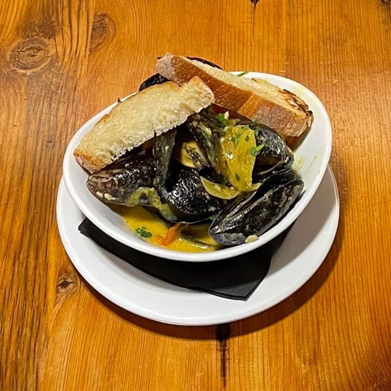 Thai curry mussels with bread for every drop