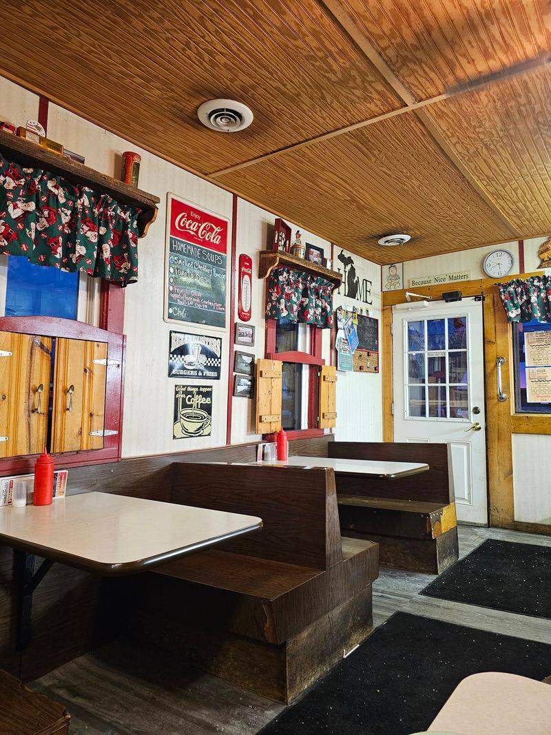 The Vintage Diner Ambiance