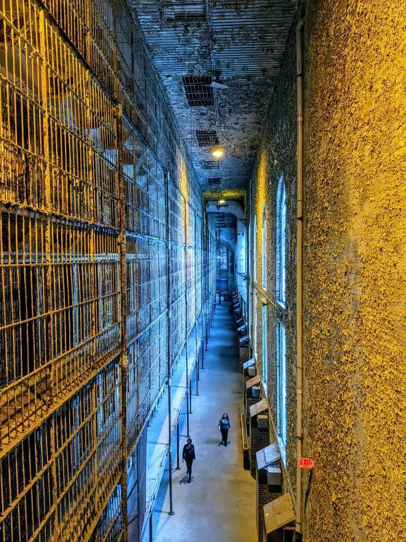 East and West Cellblocks: vertigo and voices