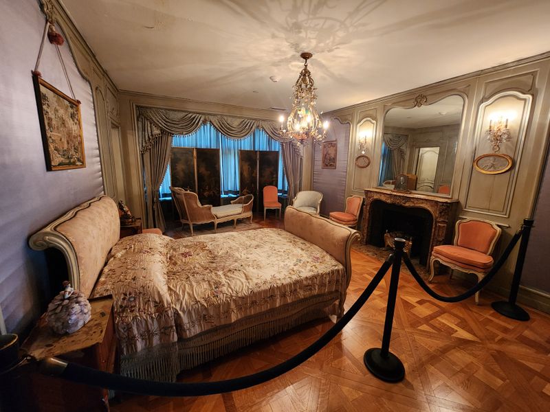 Art, tapestries, and decorative arts