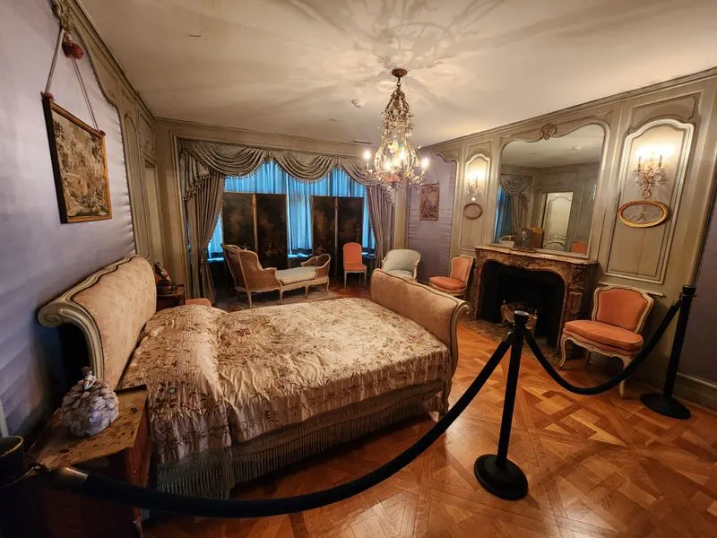 Art, tapestries, and decorative arts