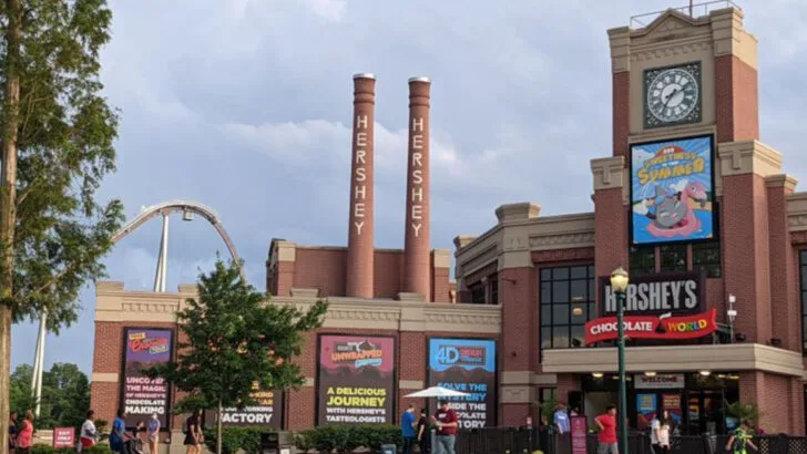 This Pennsylvania town smells like chocolate and even its street lamps are candy-inspired